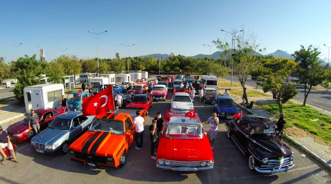 İzmir’de Cumhuriyet Coşkuyla Kutlandı: 101. Yıl İçin 101 Klasik Araç Korteji