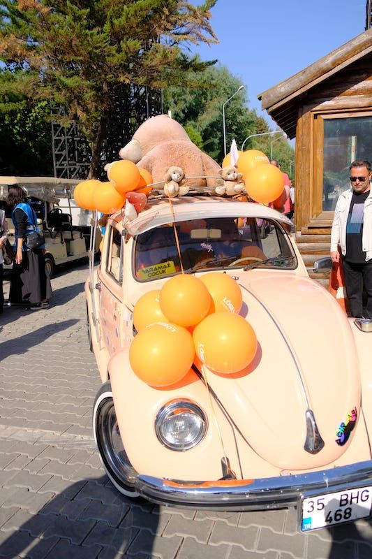 İzmir’de Lösemili Çocuklar Haftası’nda Çocuklar Klasik Arabalarla Gezdiler